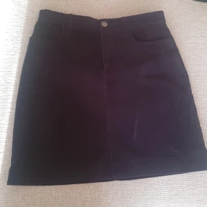 Svart manchesterkjol - Svart manchesterkjol från åhlens. 38. Tunt svart foder på insidan. Mjuk och skön att använda.  Använd ett fåtal gånger så fint skick!