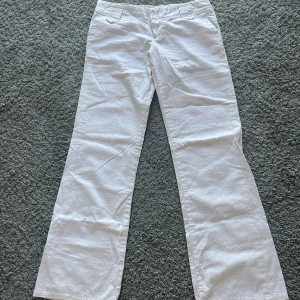 Linne byxor - Jättefina lågmidjade linne byxor i perfekt skick, så synd att fon är för korta på mig som är 174😩 innerbenslängd: 76 cm Midjan rakt över: 38 cm Midje höjd: 20 cm