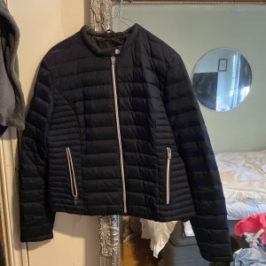 Rockandblue vår/höst/sommar jacka!  - Nu har tyvärr min favorit tunna jacka blivit för liten för mig… väl vårdad och jätte fin. Storlek 40 men en 36/38 hade passat fint på den med! Så mysig och bekväm! 