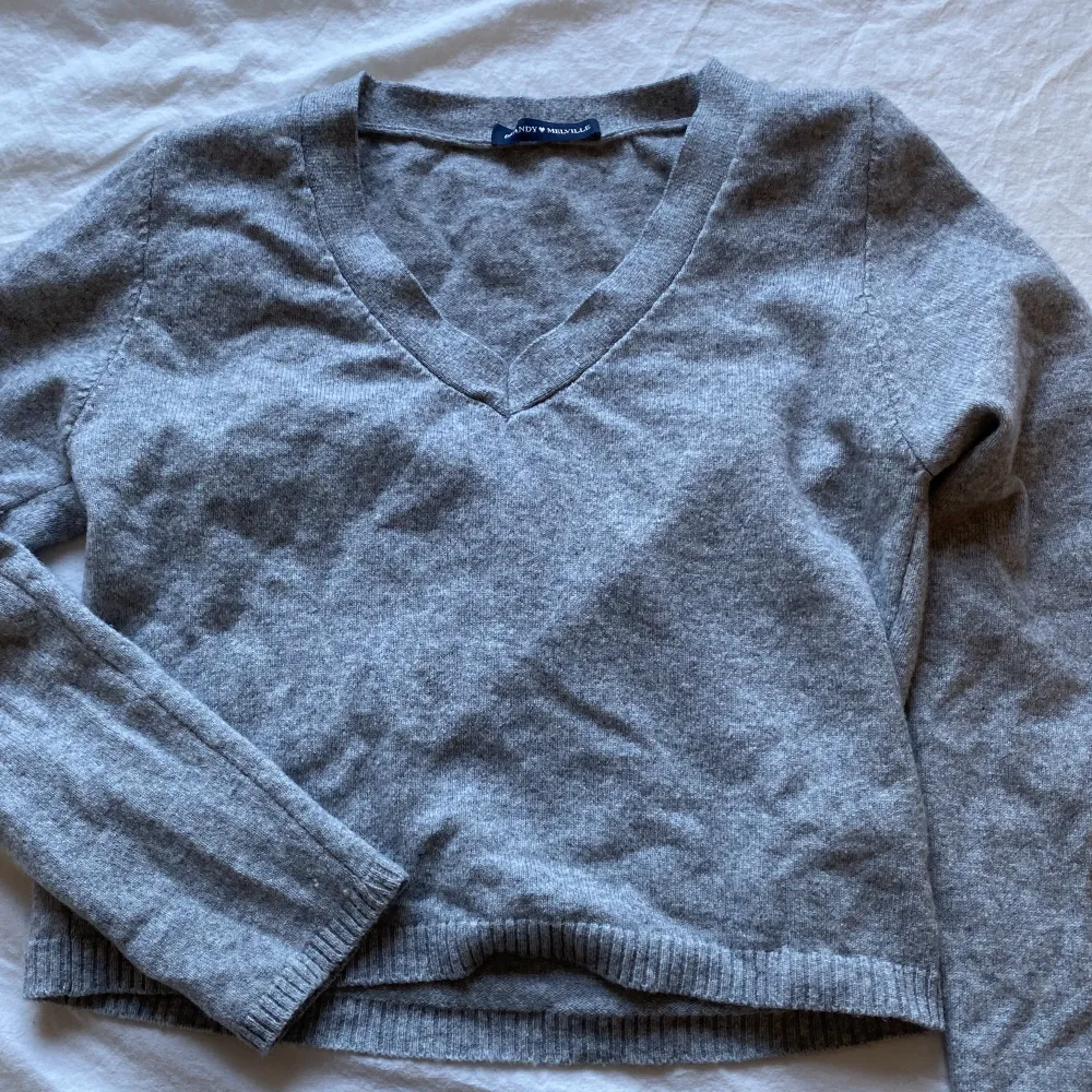 säljer denna stickade gråa brandy tröjan eftersom den inte kommer till användning längre. köpt för ca 2 år sen och sparsamt använd. inga tydliga defekter. jag skulle inte säga att den sticks😊. Stickat.