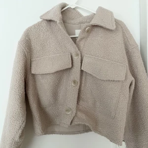 vårjacka - vårjacka, knappt använd, storlek small passar M, säljs för 300 kr