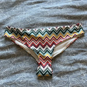 Missoni inspirerad bikini - Säljer en helt oanvänd bikini som är missoni inspirerad! Såå najs mönster o perfekt t sommaren🌸Köpte för 180kr, säljer för 120kr💕