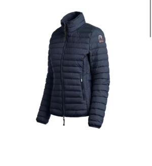 Para jumper dunjacka - Para jumper dun jacka! Jackan är i nytt skick den är använd få tal gånger och ser helt ny ut. Den är köpt för 3800 men jag säljer den för 1000! 