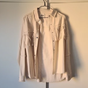 Overshirt med fransar feån zara - Ljusbeige/cremevit, använd 1 gång!