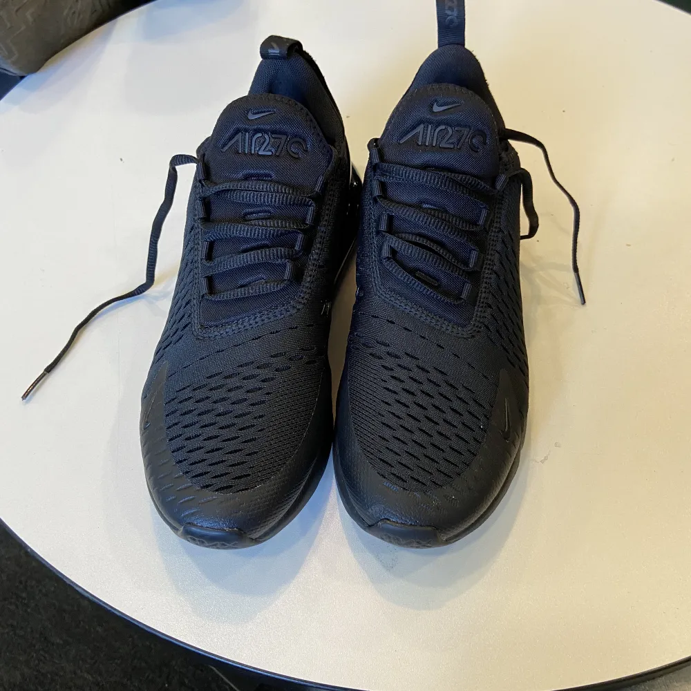 Helt nya Nike skor. Dom är använda en dag men dom är för små. Min kille vill sälja dom så att han kan köpa nya. Det är bara att fråga om man vill ha fler bilder.. Skor.