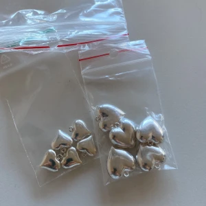 Hjärtan - Jätte små söta hjärt berlocker som är helt nya och oöppnade! 5 styckna i varje påse! Köp en påse för 50 båda för 100kr💕 man kan ha som hörhänge eller halsband💕