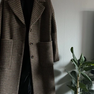 Rutig kappa  - Kappa från Kappahl enbart använt ca 2 gånger. Går ej att köpa längre, ny pris 1500kr. pris går att diskutera 