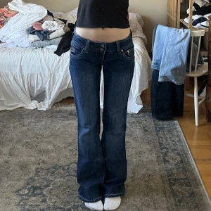 Lågmidjade jeans  - Lågmidjade jeans med coola dödskallar på fickorna🖤Midjemått 39 cm och innerbenslängden 83cm