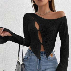 Svart topp - Skitsnygg svart topp från Shein, säljer då jag köpte flera storlekar :)