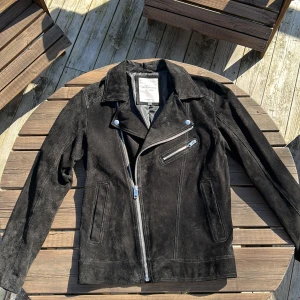 Mockajacka  - Säljer nu min mockajacka från Jack&Jones, då den inte kommer till användning. Stilren och tunn, perfekt till våren! Nypris 1000. Använd fåtal gånger!