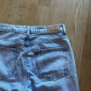 Ljusblåa jeans  - Ljus blåa jeans från gina tricot. Säljer pga att jag har växt ur dom. Skick 8/10🥰Pris+frakt🤍