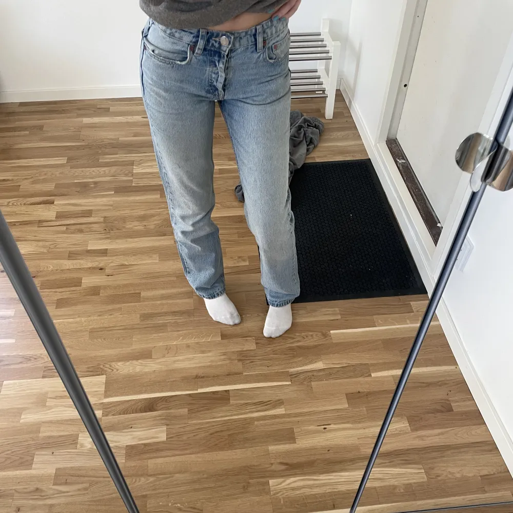 Supersnygga midrise blåa jeans perfekta inför sommaren! Säljer då de blivit en aning för små för mig. Skriv vid frågor och funderingar!🌟. Jeans & Byxor.