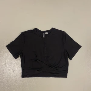 Topp - Jättefint basplagg för 100kr med en vikning på framsidan.  Storlek L men kan tänka mig att den passar mindre storlekar också eller större så den är stretchig😊