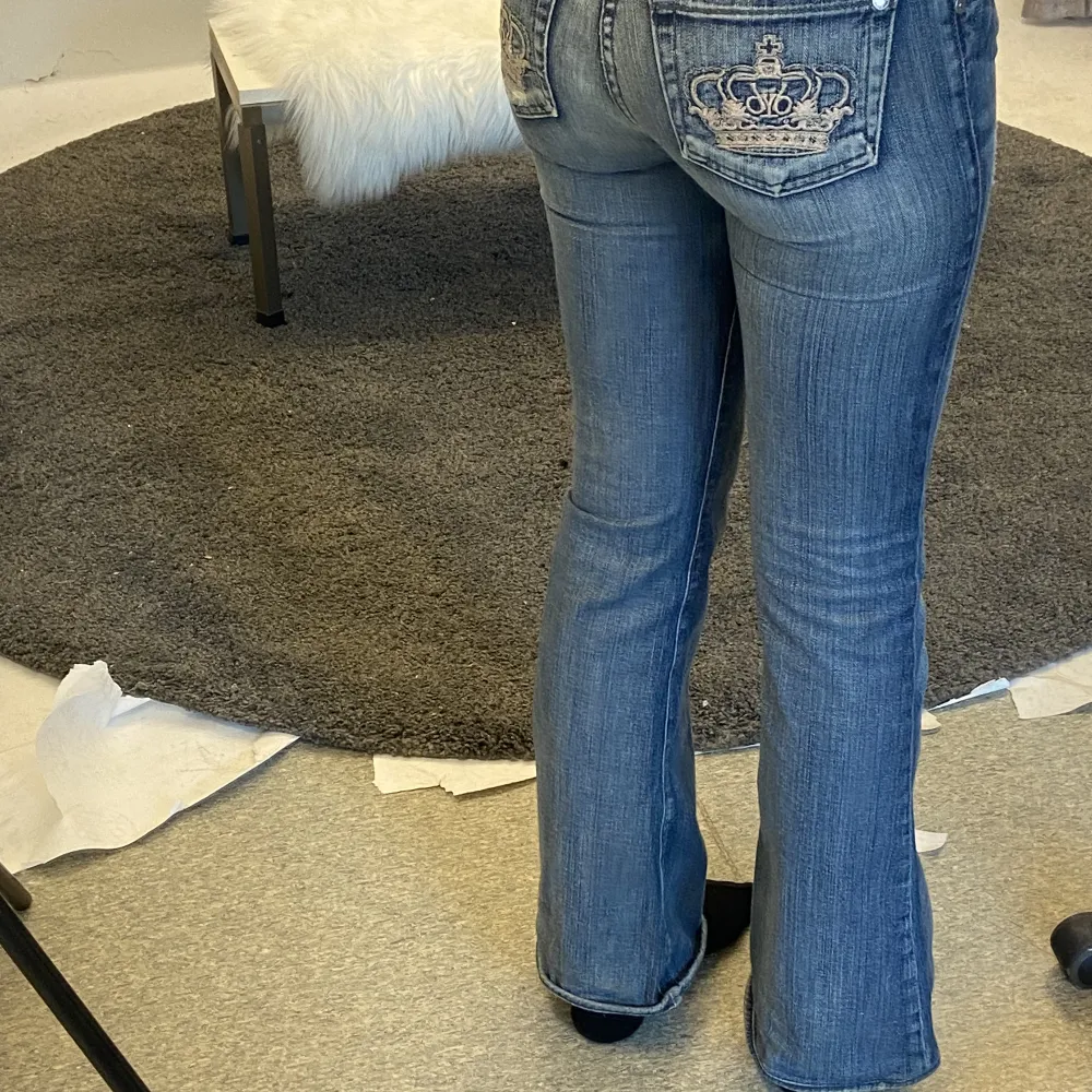 Ett par Victoria Beckham jeans som tyvärr var lite små för mig, jättebra skick och sitter bra på mig som är 170💕 Skriv för mer bilder/ frågor. Jeans & Byxor.