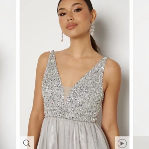Grå balklänning  - Balklänning, passar även till bröllop, från Bubbleroom, nypris 1,099kr. Andvänd en gång så den är i fint skick😍vill du ha mer bilder, tex hur den ser ut på mig,  så skickar jag gärna 🥰