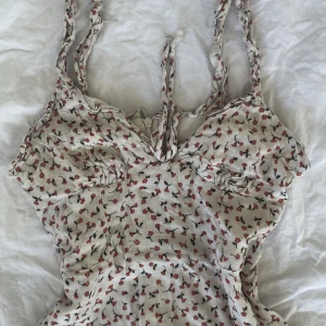 Sommarklänning  - Söt blommig sommarklänning i st 34 från Pull & Bear. Den är så bekväm och verkligen ultimat till sommaren! Säljer då den tyvärr blivit för liten på mig☀️