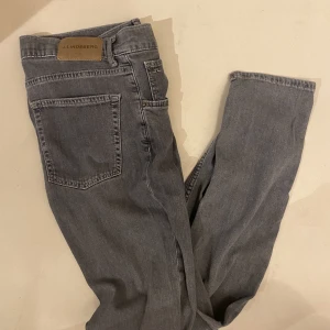 J.Lindeberg Jeans  - Hej! Säljer nu mina J.Lindeberg jeans i storlek 31, fint skick. Tveka inte på att höra av dig om du har frågor kring varan!