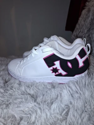 Skor från dc - Helt nya aldrig använda pga för små dom är storlek 38 men små o storleken så typ 37 men riktigt feta skor !!