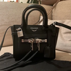 Zadig Väska - Säljer min Zadig väska. Köpte den för ca år sedan. Säljs inte längre. Ny pris var runt 4500 kr. Väldigt fint skick. Andvänd men är i väldigt bra skick! Det finns order bekräftelse också. Hör av dig om fler bilder eller annan info! TRYCK INTE PÅ KÖP NU 