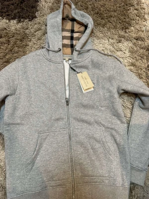 Burburry  zip hoodie - Tja, säljer mitt helt nya Burbury hoodie som är helt nya och aldrig använt. Storlek L/M Tveka inte om du har frågor elller funderingar 
