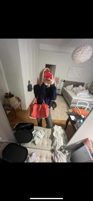 COOL VÄSKA - Jätte najs och unik orange väska med coola nitar! Super fin skick💗🔥