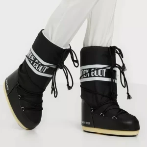 INTRESSEKOLL Moonboots  - Intressekoll på mina svart-vita moonboots! De är använda 5 ggr totalt, förr förra vintern. Kommer i original förpackningen, kontakta mig vid frågor och vad du är villig att ge för de!!! Nypris är 1900kr💋