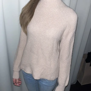 Ljusrosa Cashmere tröja - Supersöt tröja i Cashmere med liten polokrage!🩷