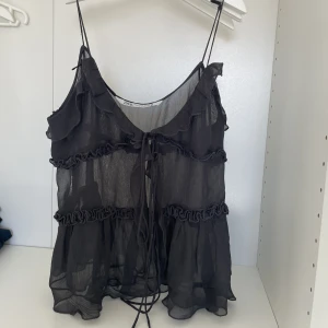 Zara topp  - Jättegullig topp från zara💗 säljer för att jag inte får användning så mycket av den längre💗 använd väldigt få gånger 💗 köpte för 350 kronor 💗