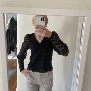 Blus  - Så fin blus med spets i nyskick! Från märket JDY i storlek xs!🫶🏼