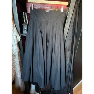 Lång kjol - Säljer då jag inte får någon användning för den🖤Den är i tjockt och bra material🖤Inga defekter vad jag ser🖤Den har fickor🖤