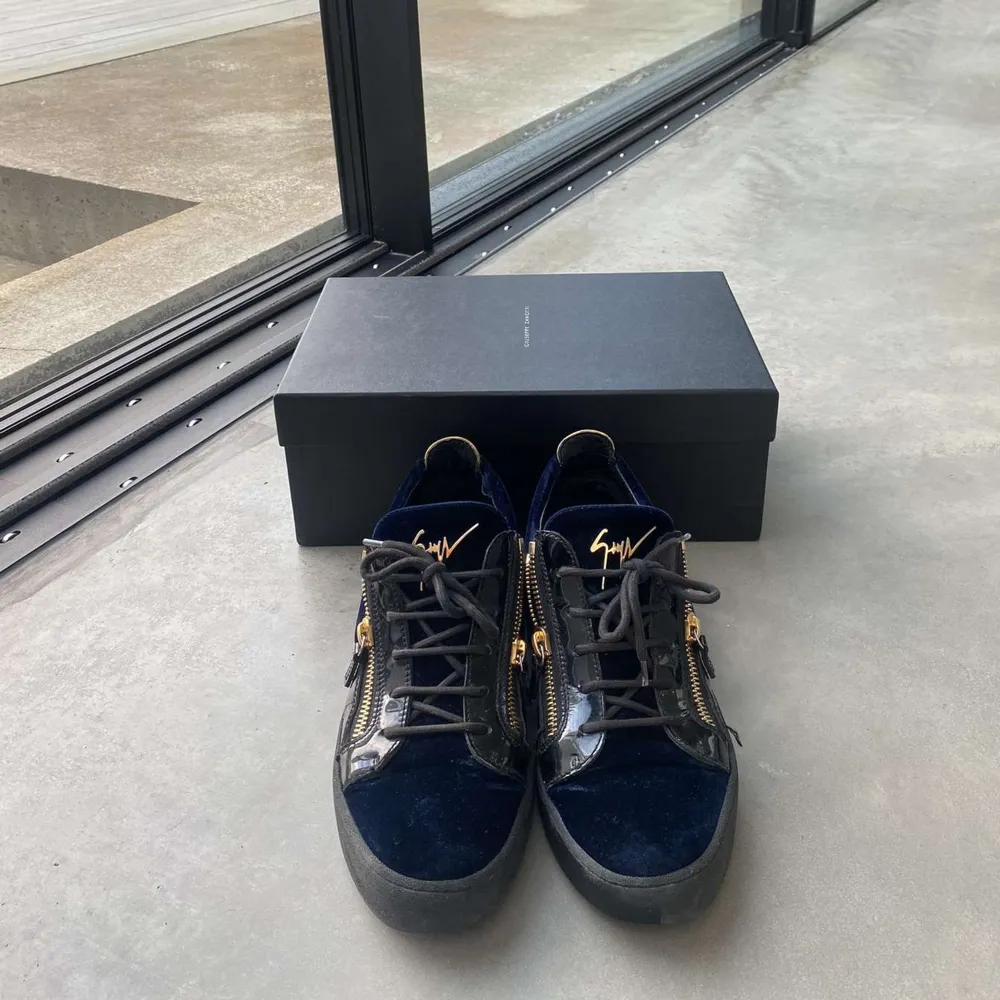 Ett par nästan helt nya Giuseppe zanotti skor som är väldigt snygga och trendiga. Allt og finns med (låda dustbag och taggar)/ kom pm om ni undrar något😁👍🏼dessa passar även 45. Skor.