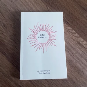 Tiden förändrar  - Säljer denna bok som heter tiden förändrar av Olivia Sundberg! Super bra skick!  100kr❤️