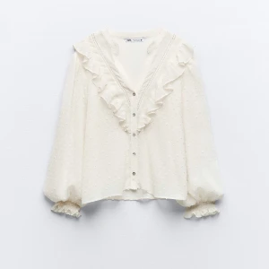 Blus  - En vit zara blus som säljs då den inte kommer till användning. I fint skick utan defekter. Nypris runt 400kr men säljs för 300kr