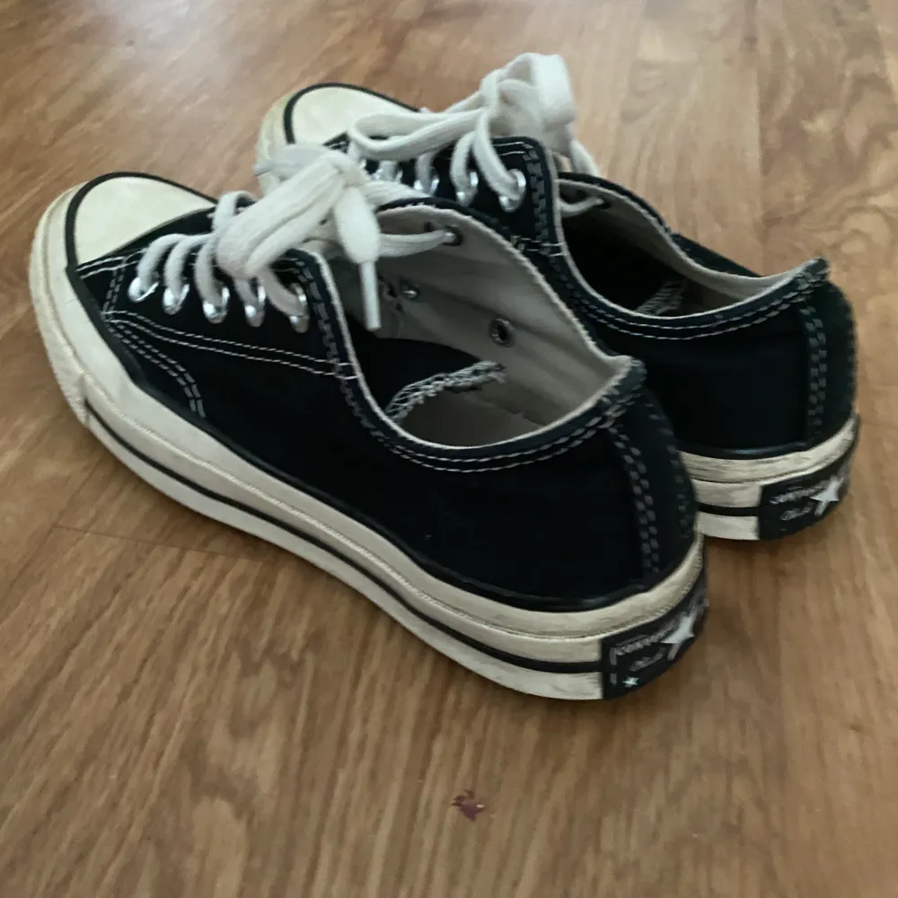 Ett par converse chuck taylor 70 i låga modellen. Väl omhändetagna. 💕Nypris 970kr! . Skor.