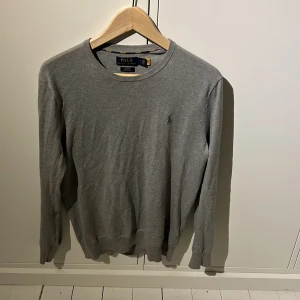 Ralph Lauren tröja  - Ljusgrå Ralphlauren tröja i bra skick. Köptes för 1800kr. Inga skador eller liknande. 