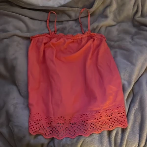 rosa topp med detaljer - väldigt fin rosa topp med dataöverföring längst nere på toppen, justerbara band köpt från zalando i somras och aldrig använt!passar mig som är 165 cm perfekt💞💋