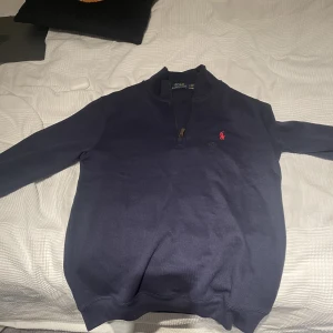 Navy blue Ralph Lauren zip - Helt ny halv zip, skriv vid frågor:). 
