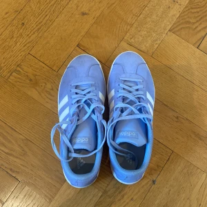 Skor - Jag säljer dessa skit snygga adidas skor som jag jättegärna vill använda ❤️men de är för små! 