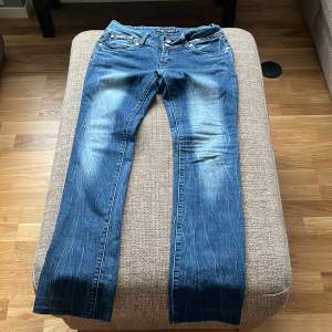 Fina jeans i bra skick från CTM jeans. Säger att storleken är XL men de är väldigt små ändå, skulle säga runt S/M Innerbenslängd 75 cm