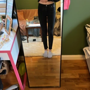  Svarta kostymliknande jeans - Svarta typ kostymbyxor. Använt få gånger. Syns ej att de är använda😊Storlek 152. Köpta på Kappahl. 