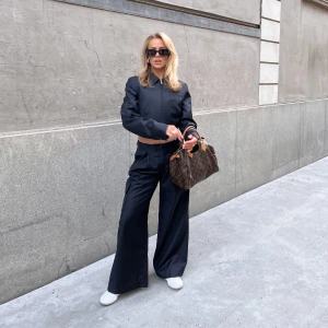 Kostymbyxor - Kostymbyxor i cargomodell från COS. Köpta för ca 1600kr i våras, använda tre gånger. Byxorna är i ull och superbra kvalitet, jättefina! 