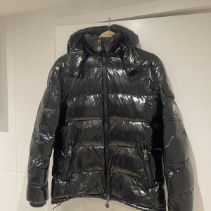 Moncler Maya Svart - Ägd jackan i 2,5år drygt, jackan är använd! Så som ny är den inte! 