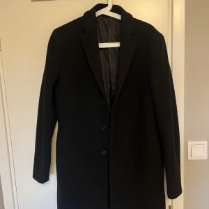 Kappa  - Kappa från Selected Homme, jättebra skick, använd ett fåtal gånger. Nypris 1800kr