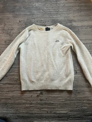 Fina grå stickad tröja  - Säljer fina stick tröja fårb märket Rika. Finare stickad tröja. Orginal pris: 800kr Mitt pris: 250kr + frakt