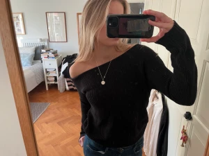 asymmetrisk tröja - från even& odd och köptes i vintras för 300kr o har typ använt 1 gång. är osäker på strl men jag är 175 o den sitter över höften på mig o sitter inte så tajt. Använder oftas M❤️