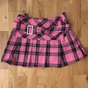 Rosa svart kjol med kedja - Säljer denna kjolen då de inte är min stil, i 36. Nyskick