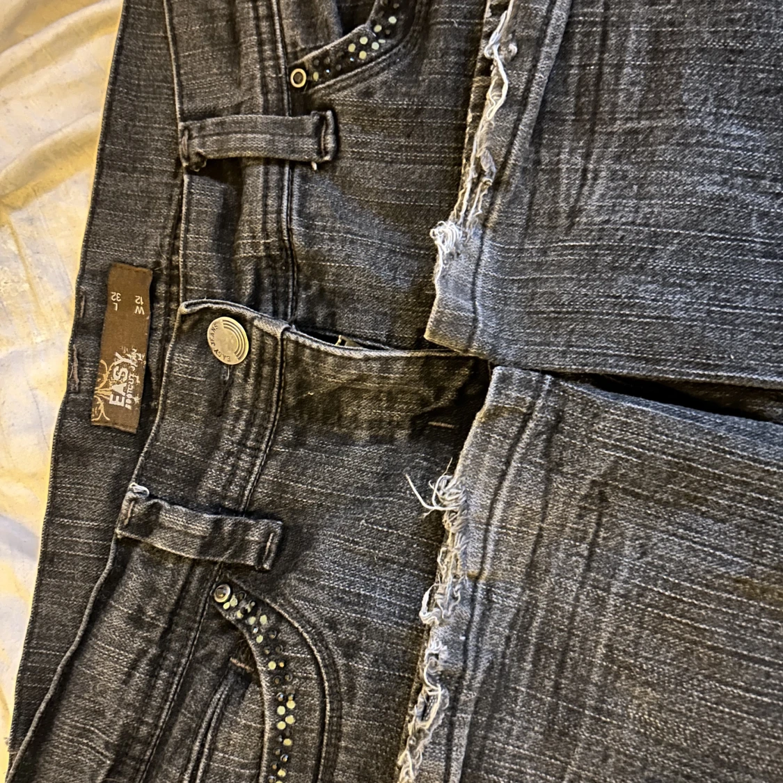 Lågmidjade jeans med detaljer på fickorna  - 91