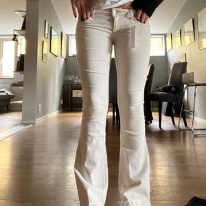 Skitsnygga lågmidjade flare jeans i beige från Urban outfitters i storlek 28. Aldrig använda prislappen kvar!