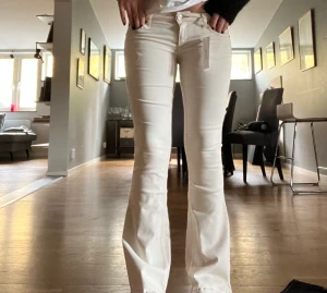 Flare jeans - Skitsnygga lågmidjade flare jeans i beige från Urban outfitters i storlek 28. Aldrig använda prislappen kvar!