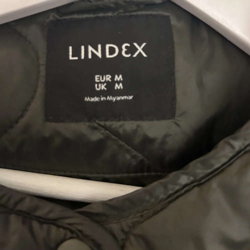 Säljer denna super snygga quiltade jackan från Lindex!  Perfekt till hösten och vintern! Nypris: 700kr och säljer den nu för 400kr 🍁 Storlek:  M  . Jackor.
